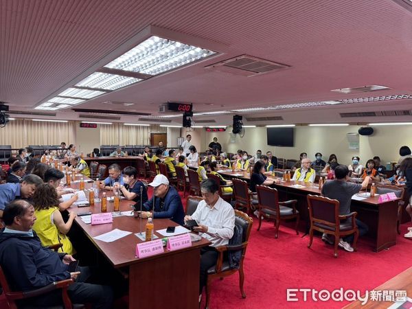 ▲六大長照協會17日赴立法院出席公聽會，針對政策與法規提出五大訴求。（記者林東良翻攝，下同）