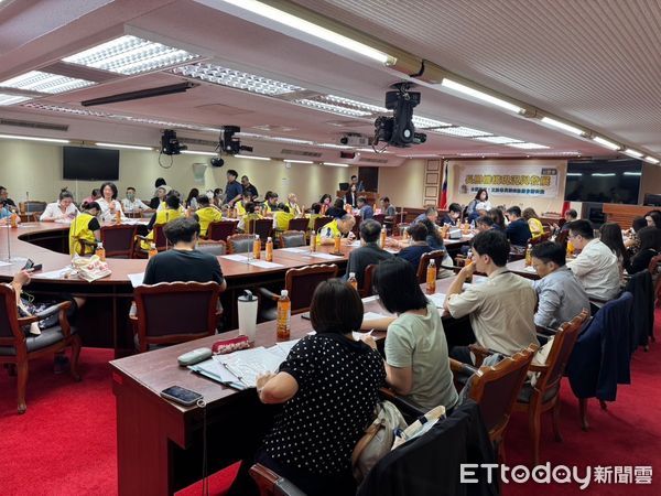 ▲六大長照協會17日赴立法院出席公聽會，針對政策與法規提出五大訴求。（記者林東良翻攝，下同）