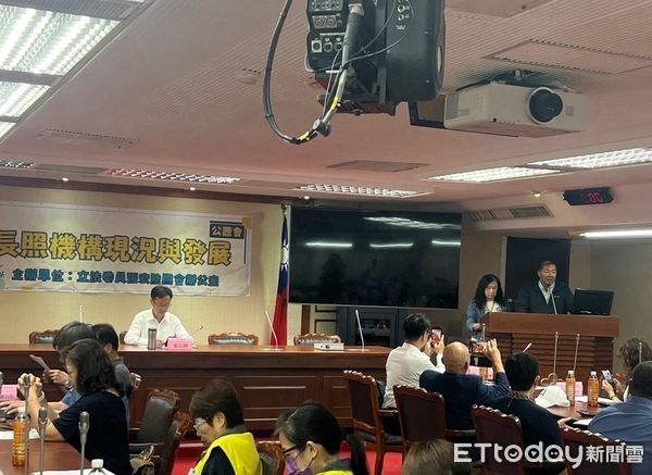 ▲六大長照協會17日赴立法院出席公聽會，針對政策與法規提出五大訴求。（記者林東良翻攝，下同）