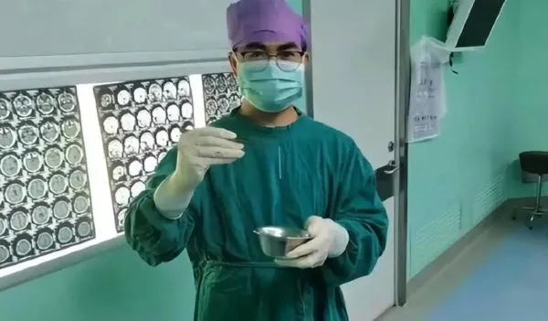 ▲▼陸男「生水刷牙」說不出話！大腦遭「裂頭絛蟲」入侵。（圖／翻攝微博）