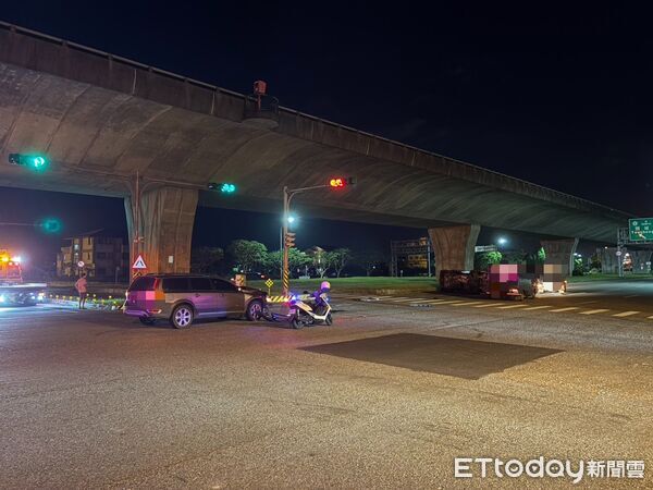 ▲▼運鈔車撞轎車後，左側翻躺在路中央。（圖／記者游芳男翻攝，下同）