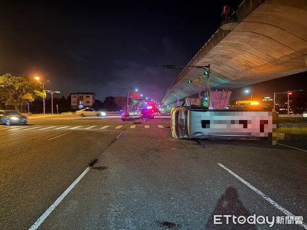 ▲▼運鈔車撞轎車後，左側翻躺在路中央。（圖／記者游芳男翻攝，下同）