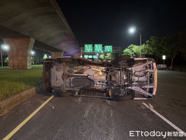 ▲▼運鈔車撞轎車後，左側翻躺在路中央。（圖／記者游芳男翻攝，下同）