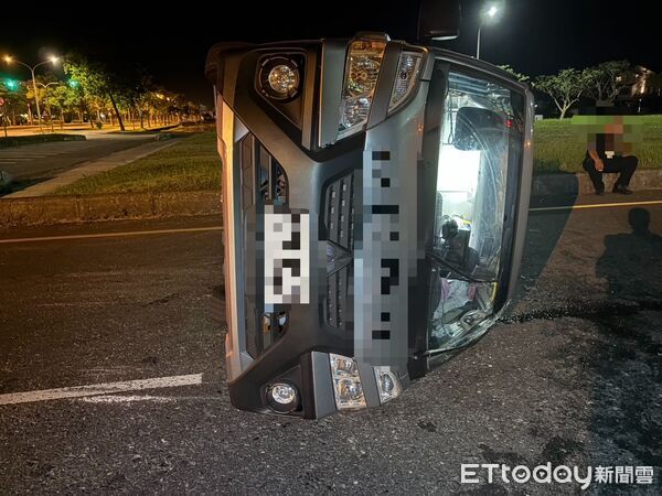 ▲▼運鈔車撞轎車後，左側翻躺在路中央。（圖／記者游芳男翻攝，下同）