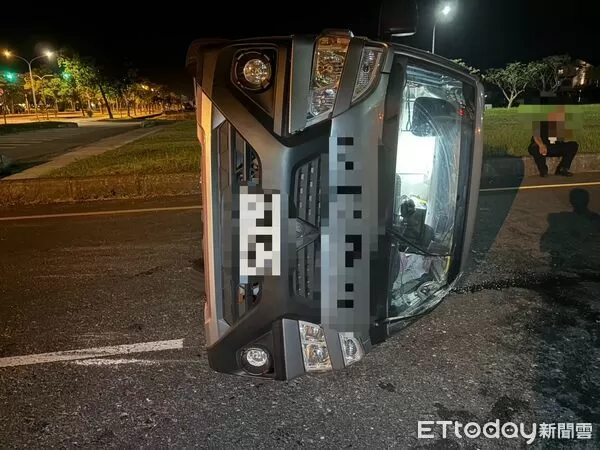 ▲▼運鈔車撞轎車後，左側翻躺在路中央。（圖／記者游芳男翻攝，下同）