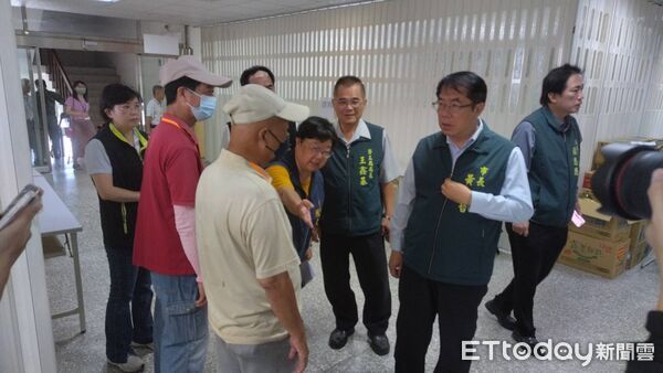 ▲台南市長黃偉哲18日前往鹽水區關心天災臨工災後清理情形，感謝他們投入重建行列。（記者林東良翻攝，下同）