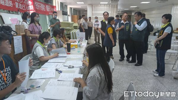 ▲台南市長黃偉哲18日前往鹽水區關心天災臨工災後清理情形，感謝他們投入重建行列。（記者林東良翻攝，下同）