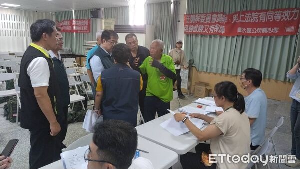 ▲台南市長黃偉哲18日前往鹽水區關心天災臨工災後清理情形，感謝他們投入重建行列。（記者林東良翻攝，下同）
