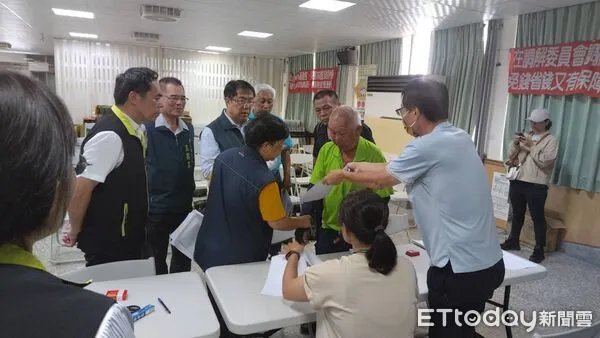 ▲台南市長黃偉哲18日前往鹽水區關心天災臨工災後清理情形，感謝他們投入重建行列。（記者林東良翻攝，下同）