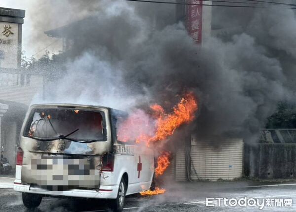▲彰化芬園鄉1輛民間救護車發生火燒車意外。（圖／記者唐詠絮翻攝）
