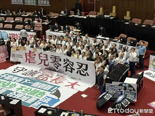 ▲▼ 中華民國刑法第二百八十六條條文修正草案 立法院院會 三讀 藍白齊喊兒虐零容忍 。（圖／記者屠惠剛攝）