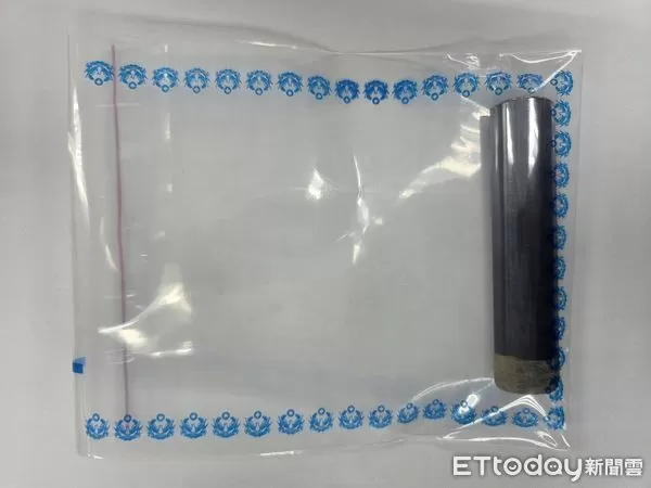 ▲▼余姓駕駛無照上路，還衝撞臨檢站，車上還搜出喪屍煙彈。（圖／記者邱中岳翻攝）