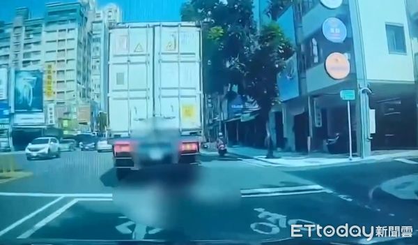 ▲▼男騎士遭大貨車輾過。（圖／記者吳奕靖翻攝）