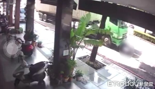 ▲▼男騎士遭大貨車輾過。（圖／記者吳奕靖翻攝）