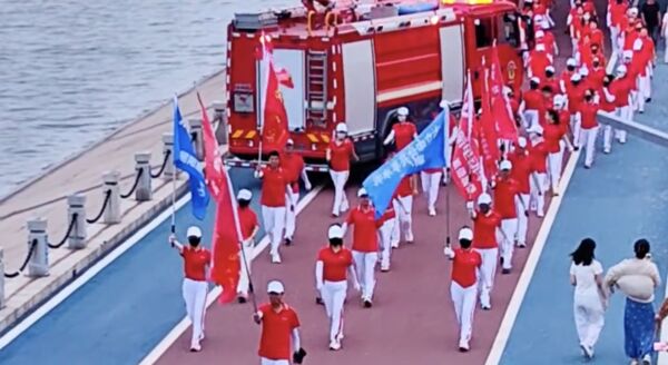 ▲遼寧一群「老年暴走團」成員遇消防車出勤不願讓道惹議。（圖／翻攝微博）