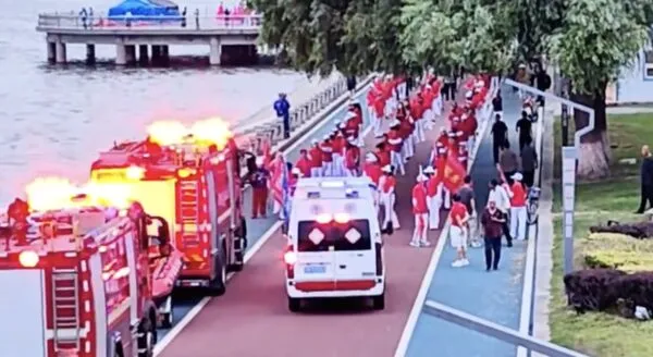 ▲遼寧一群「老年暴走團」成員遇消防車出勤不願讓道惹議。（圖／翻攝微博）