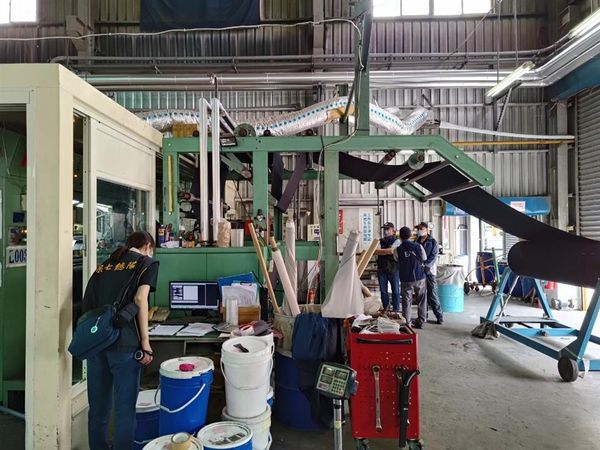 ▲彰化和美PU皮廠逃空污費遭重罰4千萬。（圖／環保局提供）