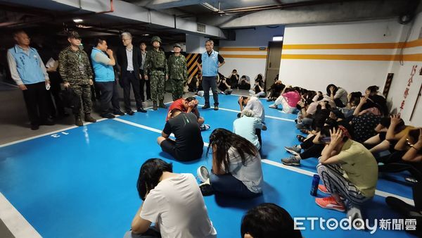 ▲金門地區「2025城鎮韌性防空演習」今日上午10時至11時30分展開，一名婦人無視警報前往ATM提款            。（圖／記者林名揚翻攝）