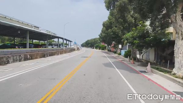 ▲金門地區「2025城鎮韌性防空演習」今日上午10時至11時30分展開，一名婦人無視警報前往ATM提款            。（圖／記者林名揚翻攝）