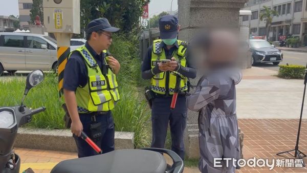 ▲金門地區「2025城鎮韌性防空演習」今日上午10時至11時30分展開，一名婦人無視警報前往ATM提款            。（圖／記者林名揚翻攝）