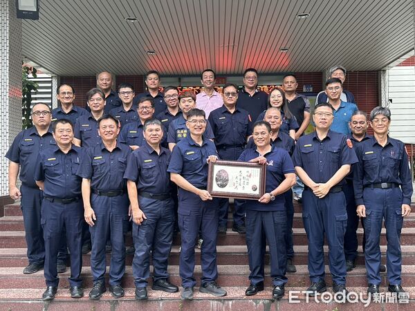 ▲▼分局長蘇立琮親自致贈玫瑰石板匾額，感謝王所長多年來的辛勞付出。（圖／新城警分局提供，下同）