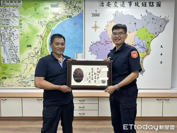 ▲▼分局長蘇立琮親自致贈玫瑰石板匾額，感謝王所長多年來的辛勞付出。（圖／新城警分局提供，下同）