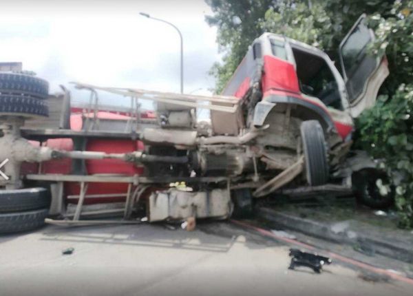 ▲彰化線西鄉水泥預拌車與轎車發生碰撞。（圖／消防提供）