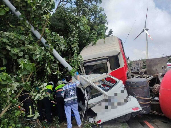 ▲彰化線西鄉水泥預拌車與轎車發生碰撞。（圖／消防提供）