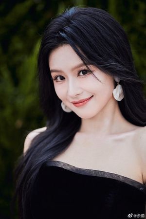 ▲▼「短劇女神」余茵露肩禮服美炸！　洗刷走紅毯變醜負評。（圖／翻攝自微博）