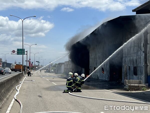 ▲新竹縣竹北市西濱路二段一處汽修廠大火。（圖／記者楊永盛翻攝，下同）