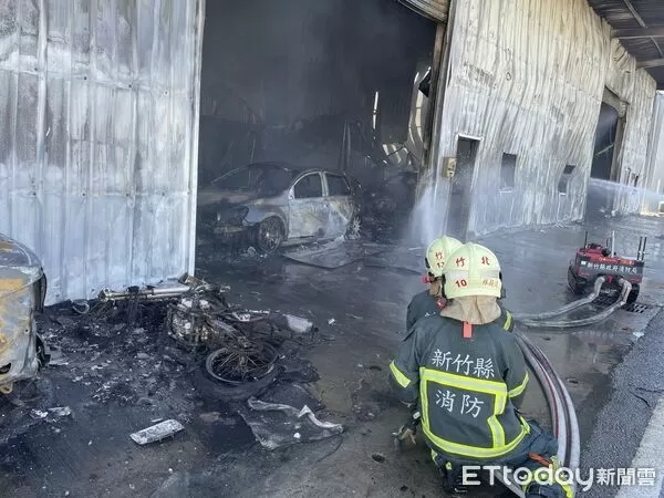 ▲新竹縣竹北市西濱路二段一處汽修廠大火。（圖／記者楊永盛翻攝，下同）