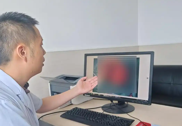 ▲錢醫師講解狀況。（圖／翻攝自微博）