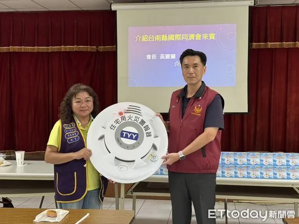 ▲台南縣國際同濟會捐贈200顆住宅用火災警報器，由市府消防局第一大隊接收並協助裝設。（記者林東良翻攝，下同）