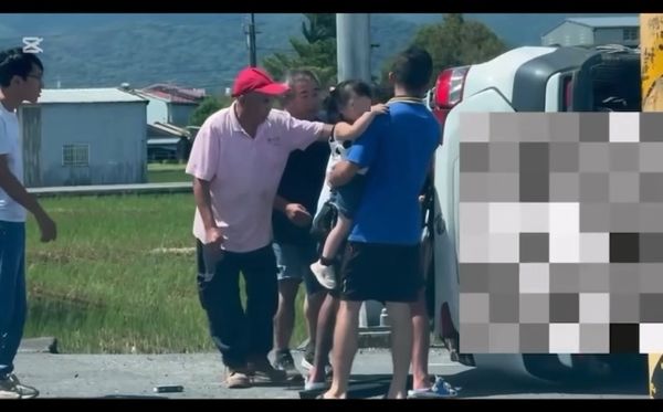 ▲▼宜蘭三星貨車撞翻轎車釀母女受困，藍白衣等路人聯手救援超暖心。（圖／宜蘭三星歐瑅民宿提供，下同）