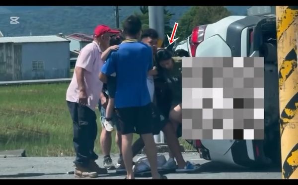 ▲▼宜蘭三星貨車撞翻轎車釀母女受困，藍白衣等路人聯手救援超暖心。（圖／宜蘭三星歐瑅民宿提供，下同）
