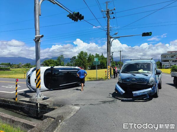 ▲▼宜蘭三星貨車撞翻轎車釀母女受困。（圖／記者游芳男翻攝，下同）