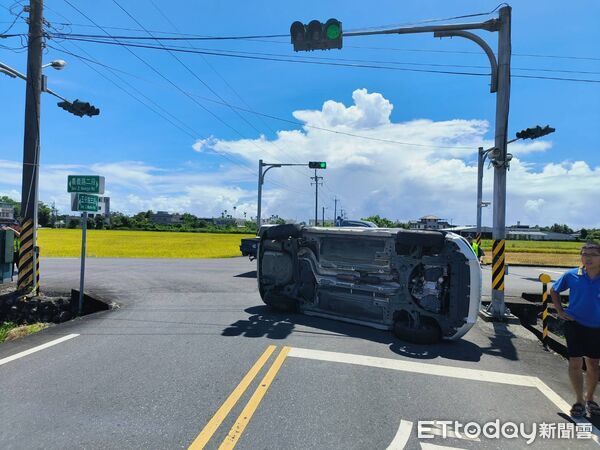 ▲▼宜蘭三星貨車撞翻轎車釀母女受困。（圖／記者游芳男翻攝，下同）