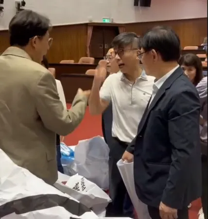 ▲▼黃國昌與鍾佳濱衝突。（圖／民眾黨提供）