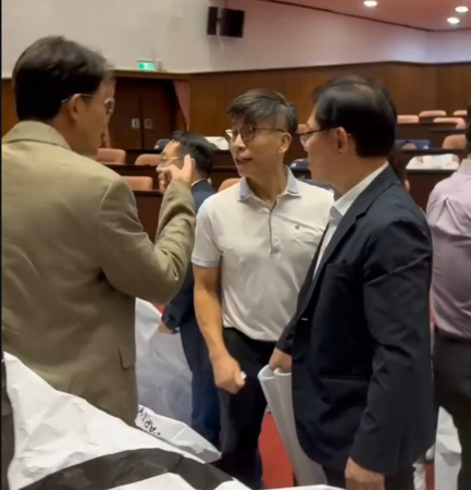 ▲▼黃國昌與鍾佳濱衝突。（圖／民眾黨提供）