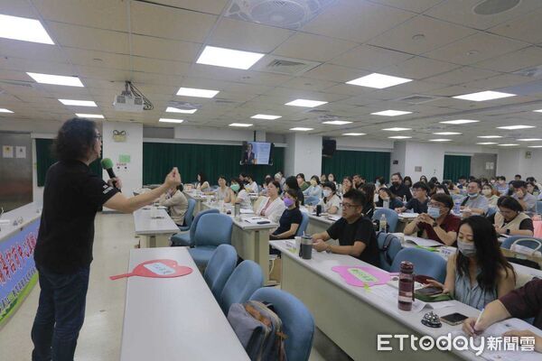 ▲南區七縣市專業輔導人員齊聚台南，參與實務研討交流心理防治經驗。（記者林東良翻攝，下同）