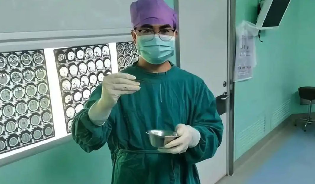 陸男「生水刷牙」說不出話！大腦遭10公分「裂頭絛蟲」入侵