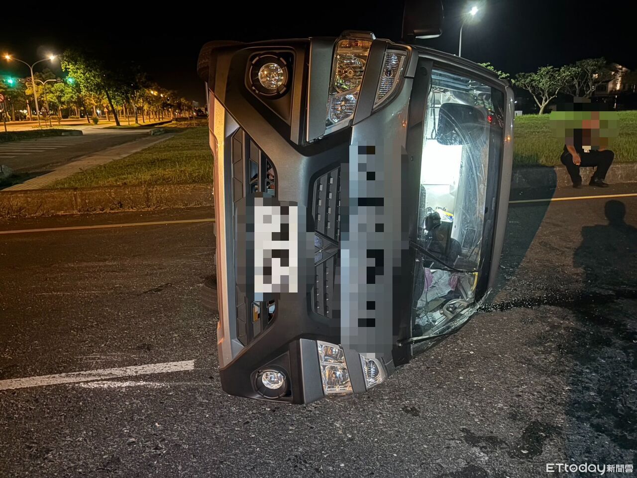 運鈔車闖紅燈撞轎車後翻覆！警衝現場救人...高度警戒鬆口氣了