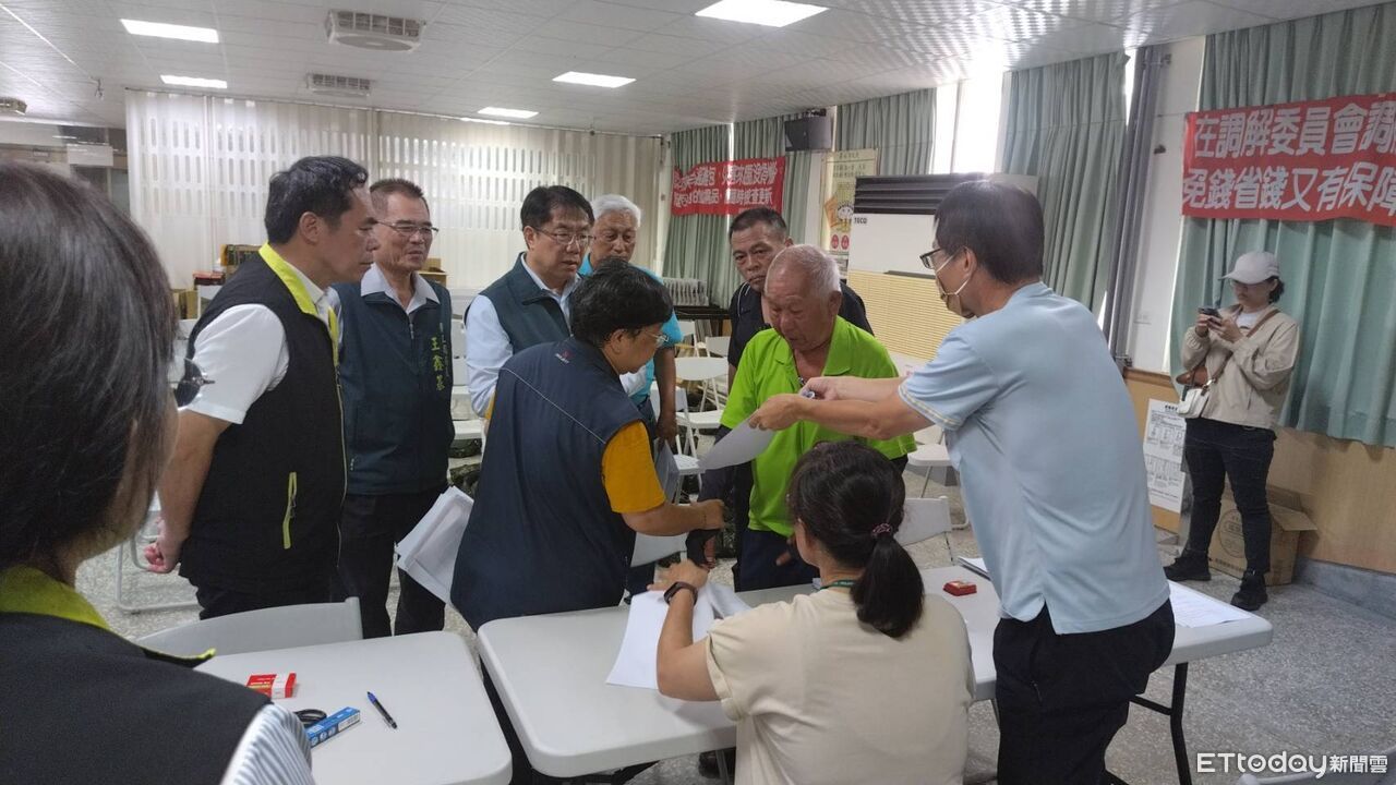 黃偉哲赴鹽水慰勞災後臨工　市府釋出757職缺助重建