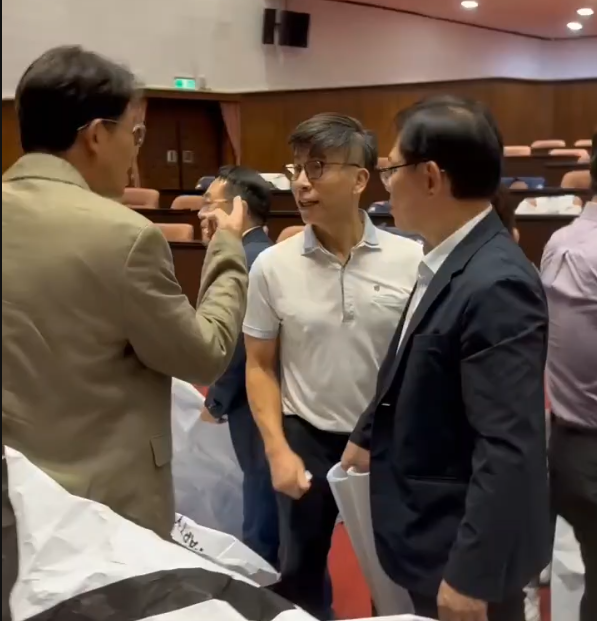 黃國昌嗆鍾佳濱「性暴力犯」屁股頂超噁心　邀八角籠對戰