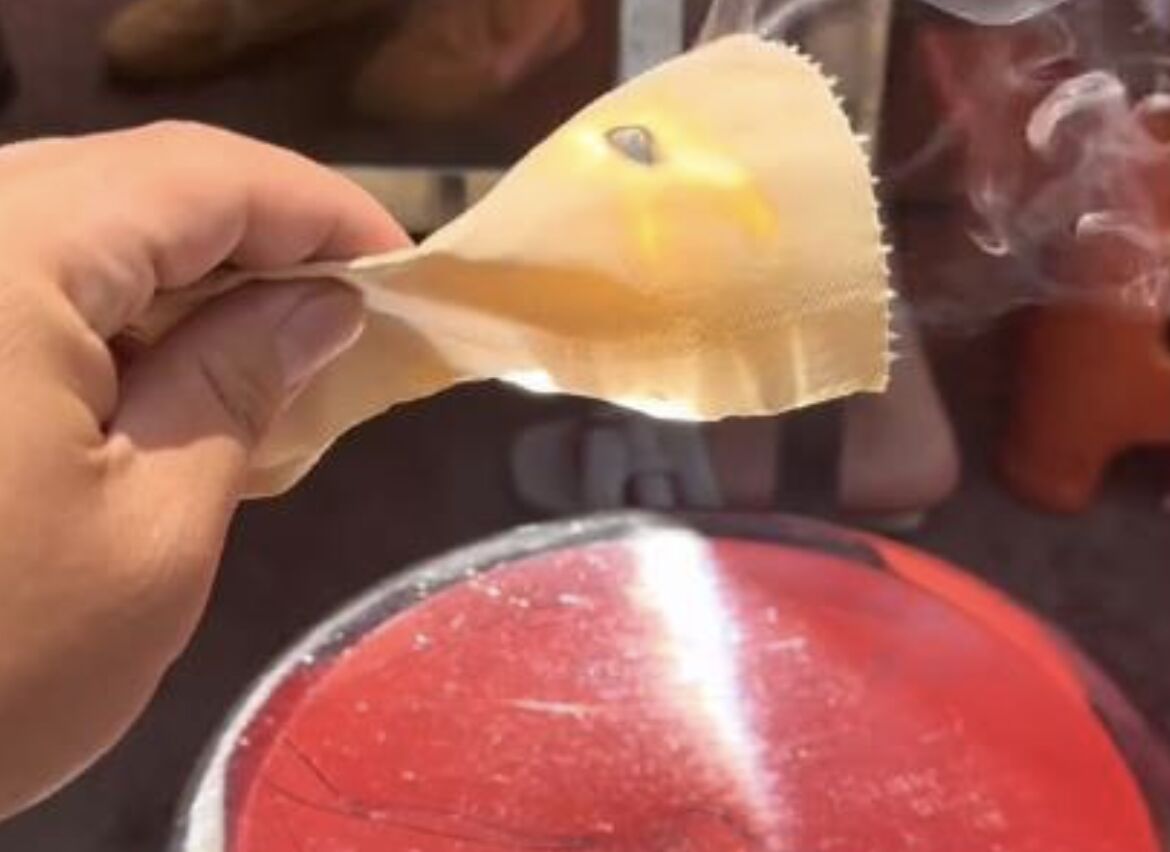 ▲陸男太陽下吃米線褲子鏡燒出一個洞，還拿紙巾測試一會兒就自燃。（圖／翻攝極目新聞）