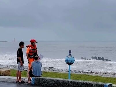 ▲海象及風力持續增強並轉趨惡劣，花蓮岸際已出現長浪。（圖／海巡署東部分署提供，下同）