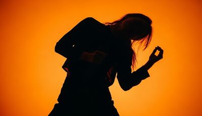 「清純歌手」突瘋狂蹭牆！驚爆性愛成癮染病　代表作很多人翻唱