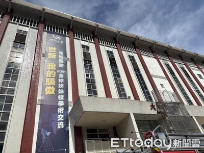 快訊／世新大學體育館起火！頂樓健身器材燒燬　現場竄煙畫面曝