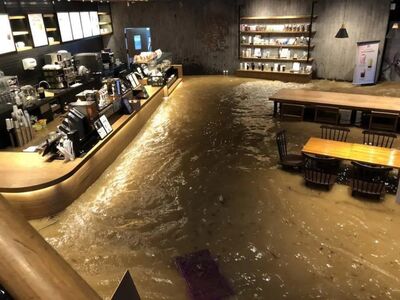 一天狂降暴雨426mm！韓光州星巴克「泥水灌進店內」　招牌慘滅頂