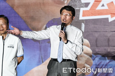 批何博文「表演」台南清水溝滿身泥 謝龍介:開小怪手比較實在